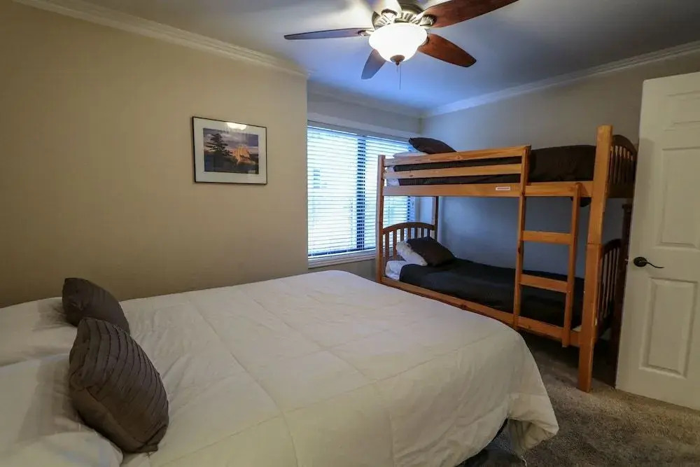 Horizons 4 165 Updated Condo, Walk to Town, On Shuttle Route to Lodges by RedAwning