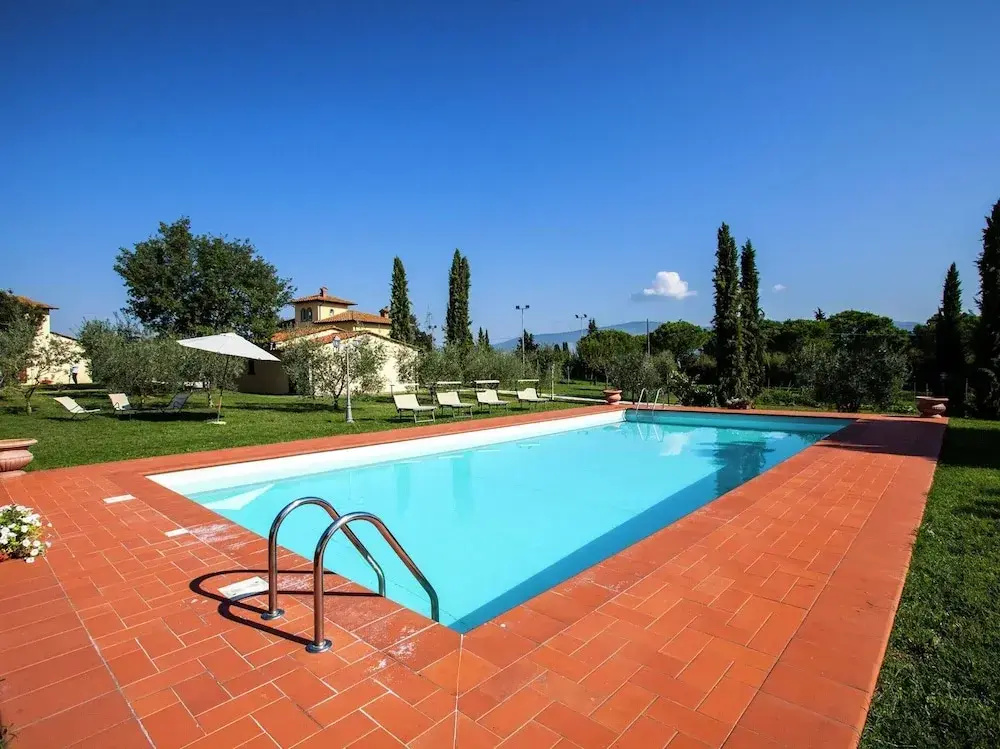 Villa with Spacious Garden, Swimming Pool, Hot Tub, Tennis Court near Cortona