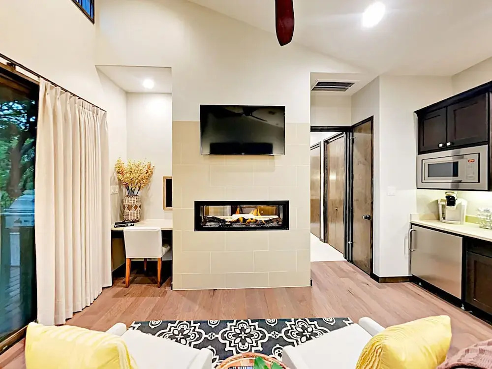 Chic Lake Travis W/pool, Lazy River & Marina 1 Bedroom Cabin