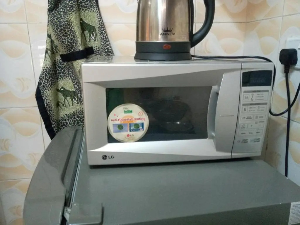 1 BD TRM Drive. WiFi & DSTV. Spacious & Quiet. Discrete location. Flowing Water & Reliable Power.