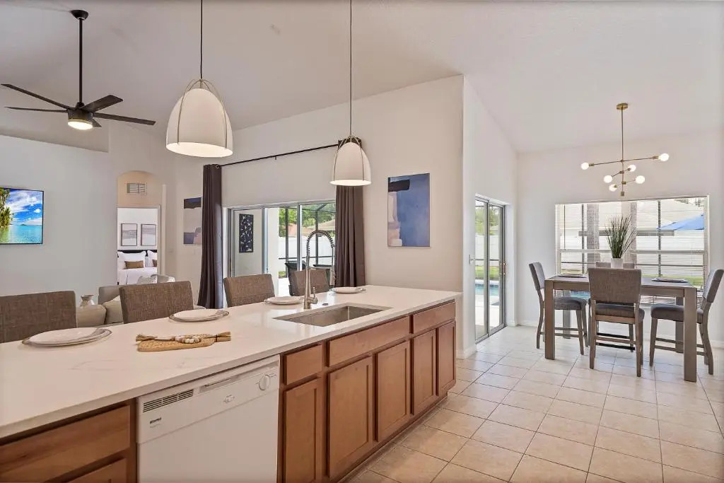 WHISPERING PALM Newly renovated cozy fenced in pool home - sleeps 8