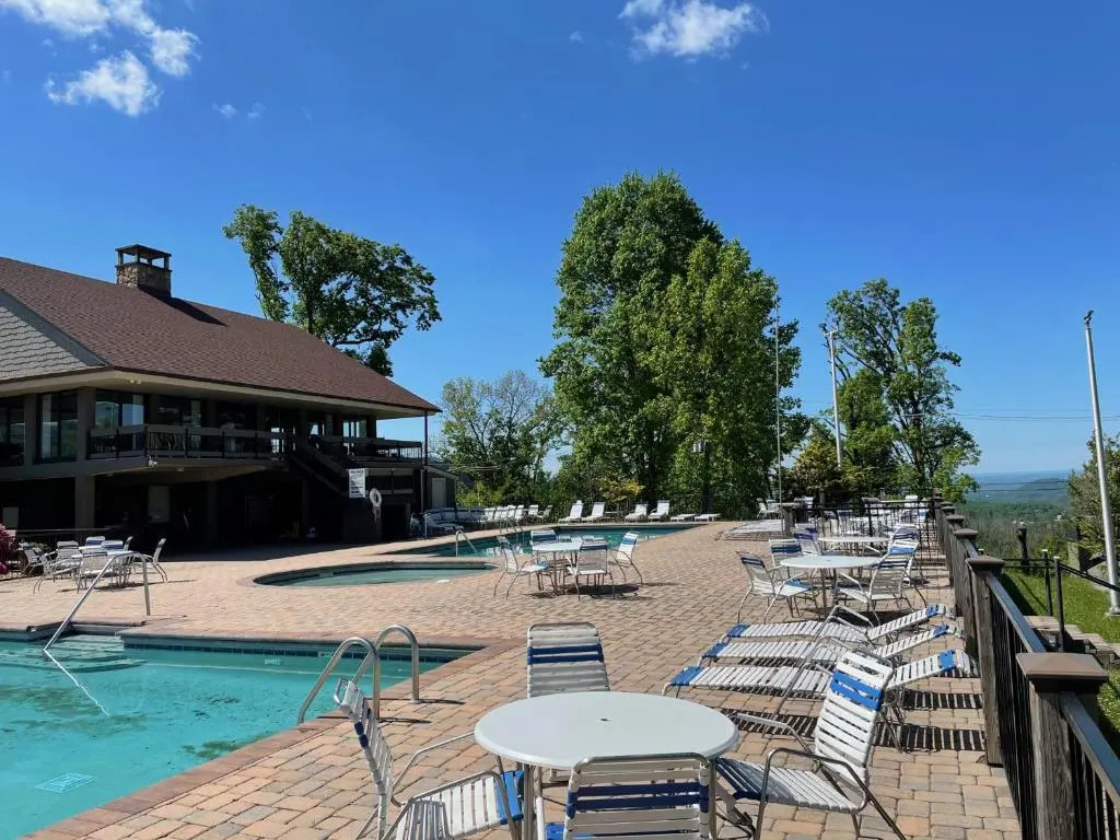 Bear View Chalet with hot tub and near Ober