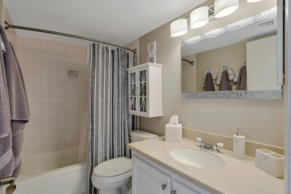 Condo in community with beach access, pool and tennis