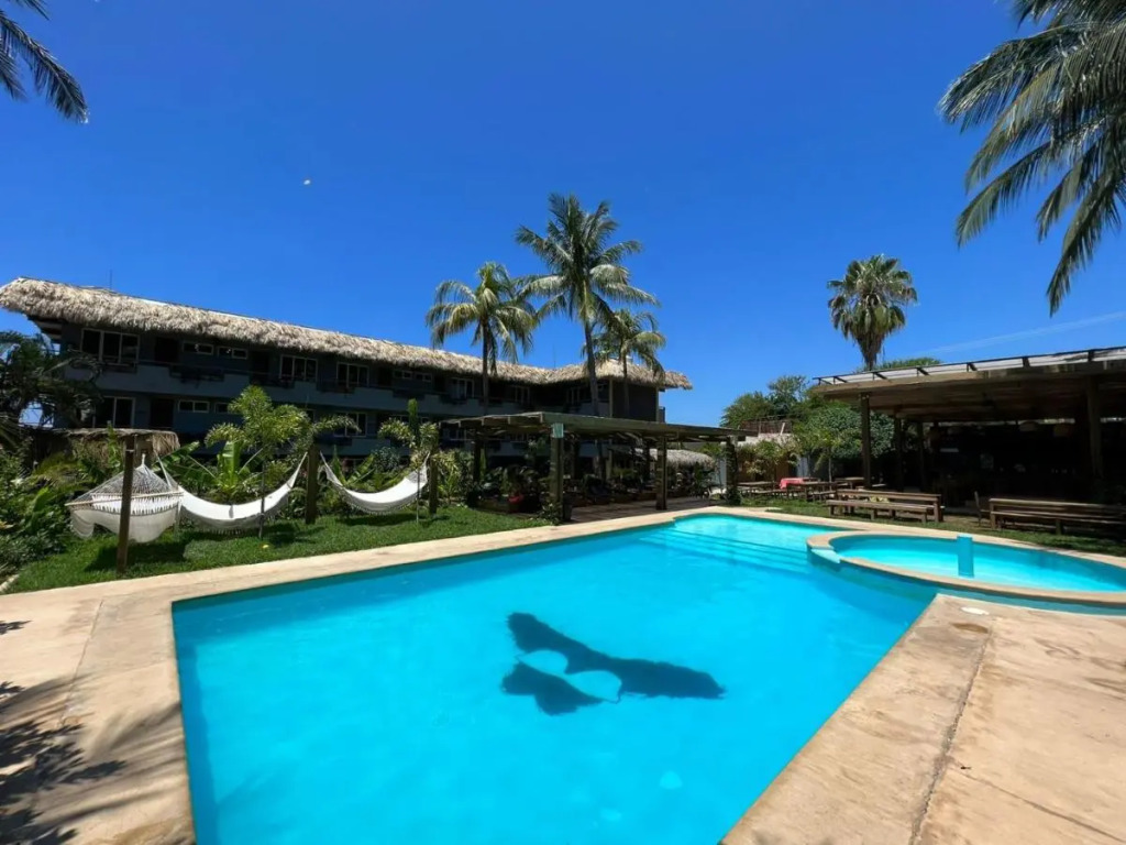 Straw Hat Surf Hostel & Bar