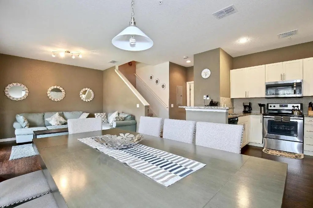 Amazing townhouse fits in10 gated community just 10 min to Disney!