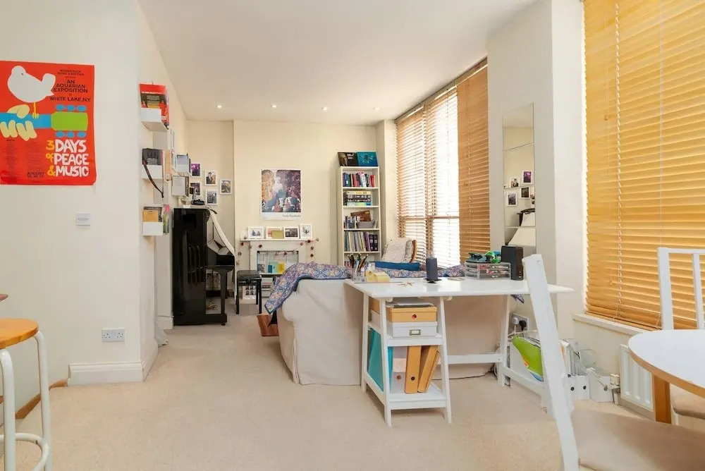 Charming 2 Bed Home In West Kensington Fits 4
