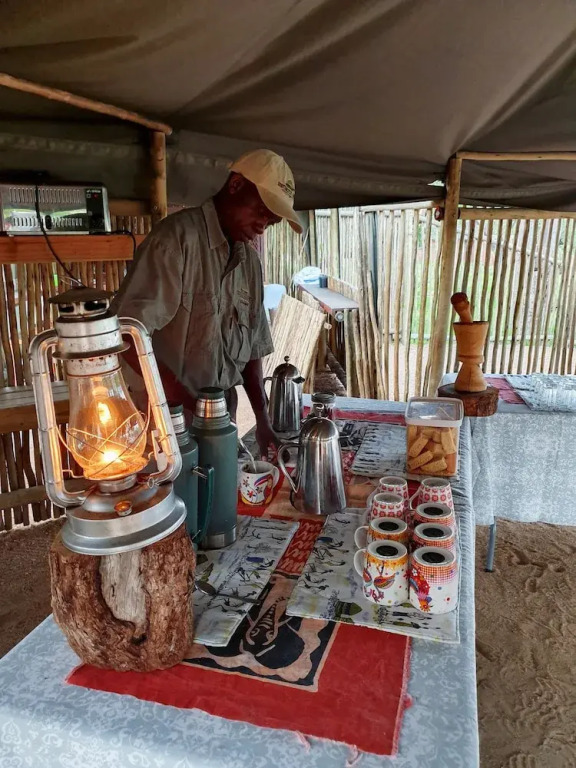 Distinctly Africa - Manyeleti