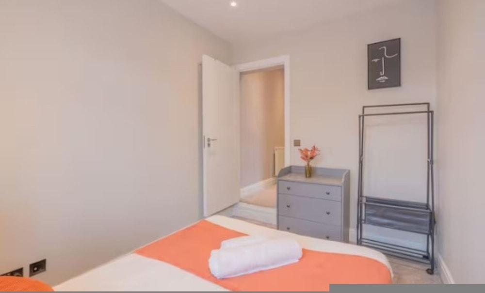 Luxury 3BR W Garden Parking Near Spurs Stadium