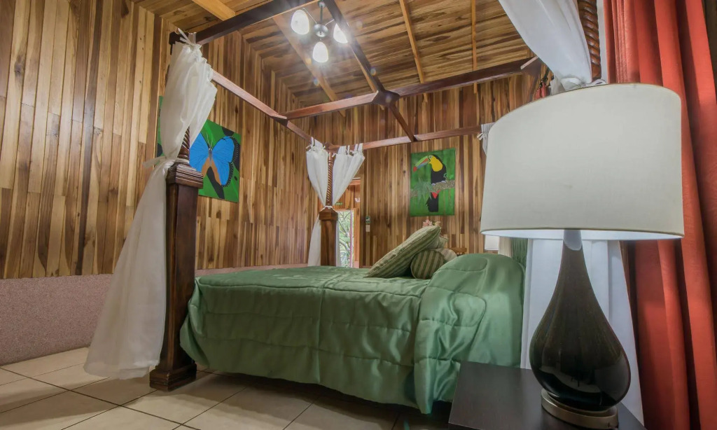 Los Pinos Cabins & Reserve