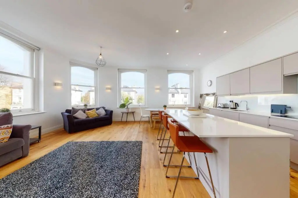Superb 2 Bed Flat Camden 5 min walktube Station