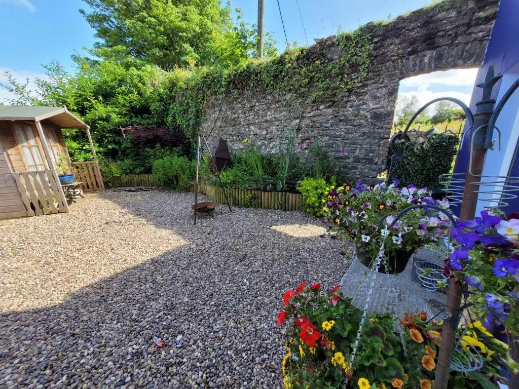 Cosy pet friendly cottage on our smallholding, friendly animals to meet, lovely countryside setting, small but comfy, sleeps up to 2 adults 1 child