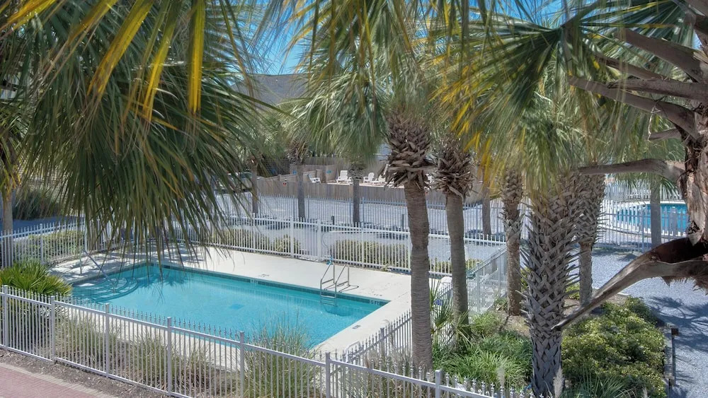 2 Minutes to Beach & Next to Pool - Free Beach Setup, Sleeps 12