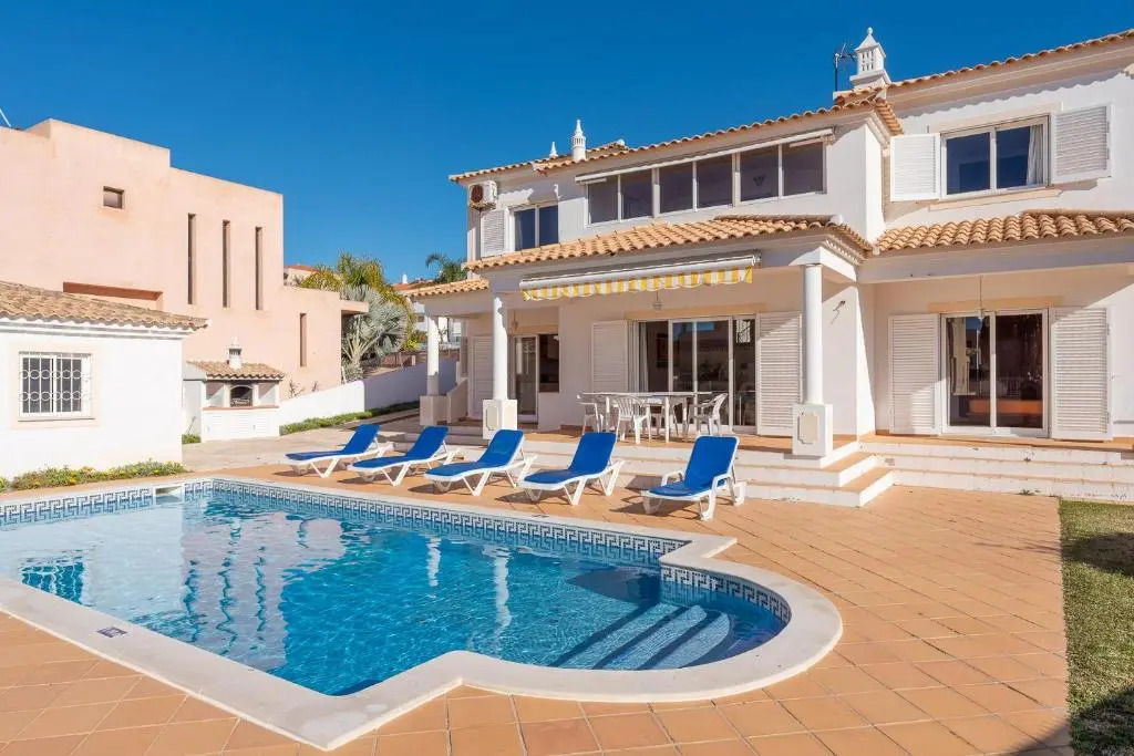 Villa Gui by Gabi Miguel