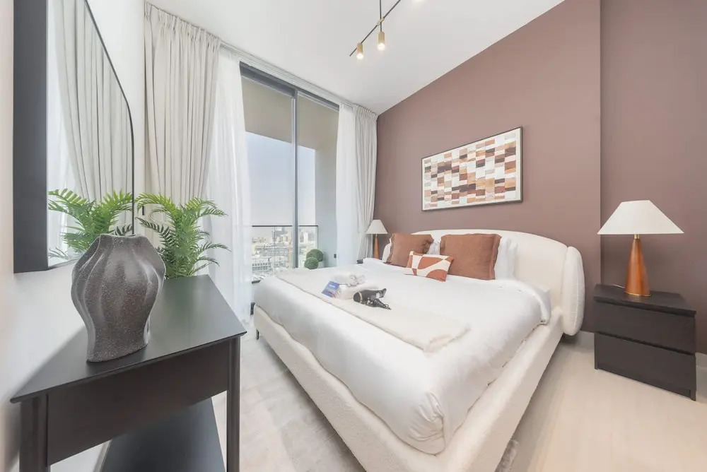 Vibrant 1-bedroom in JVC Sleeps 4 With Balcony