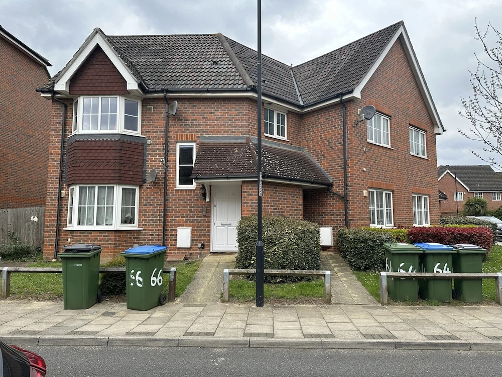 Lovely 2 Bedroom Family Holiday Home in London