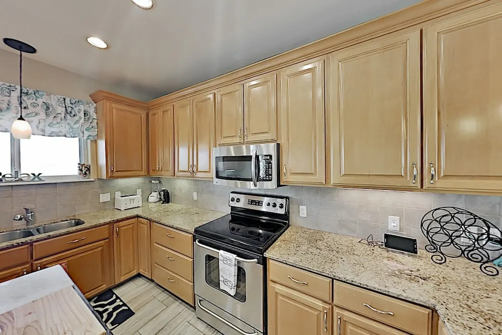 Modern Beach W/ Gourmet Kitchen & 2 Pools 3 Bedroom Home