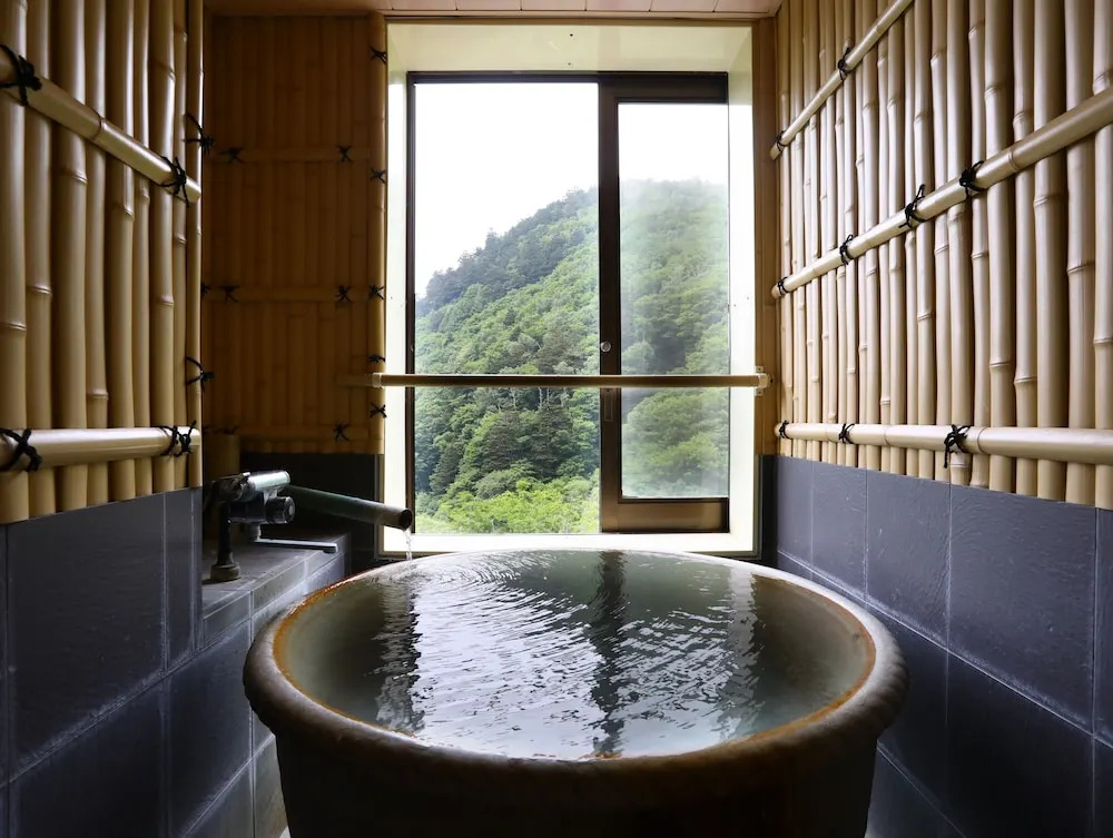 志賀高原 白い温泉 渓谷の湯