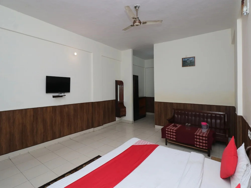 OYO 24489 Hotel Greenwood