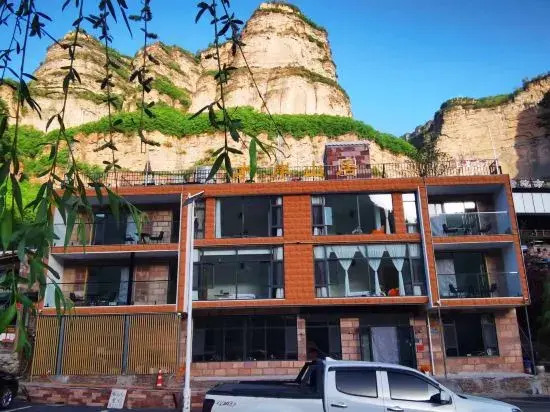 Linzhou Waterfront mountain home stay