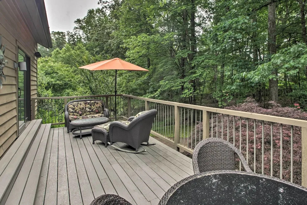 The White Elephant Inn Getaway w/ Pool & Hot Tub!