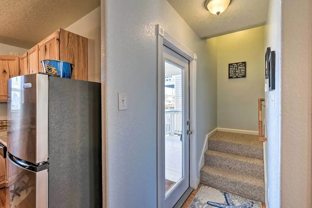Walk to Shore & Eats: Surfside Beach Gem w/ Deck