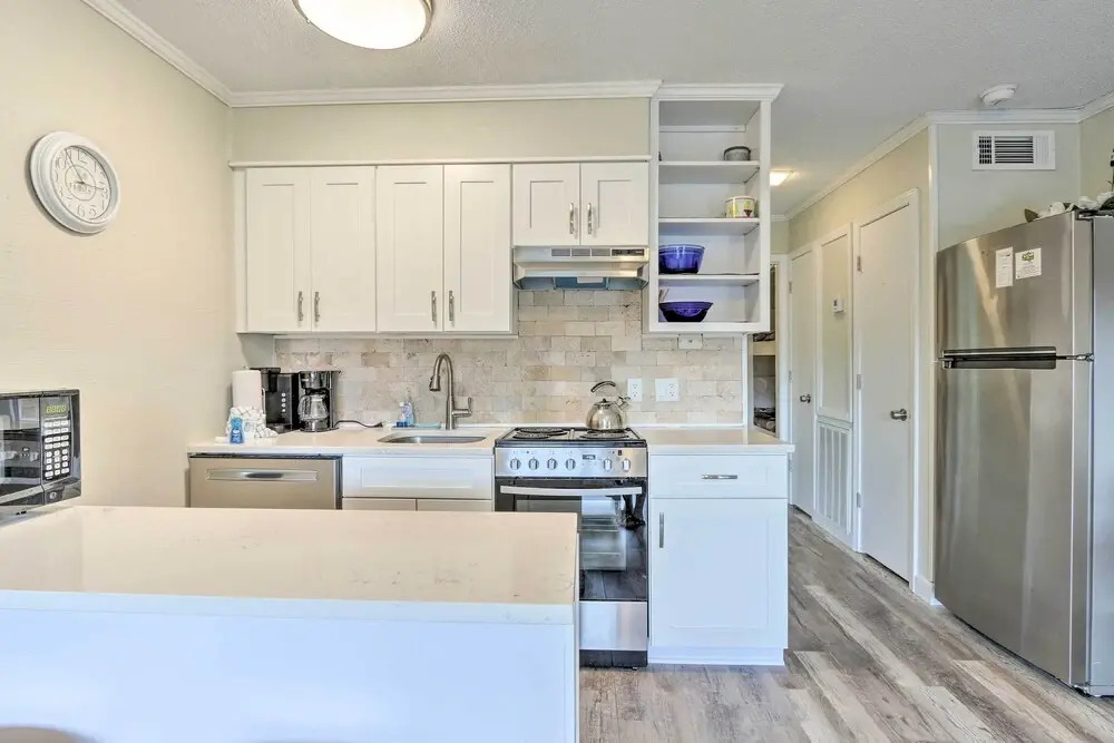 Resort Condo: Pools, Gym, Bar & Beach Access!