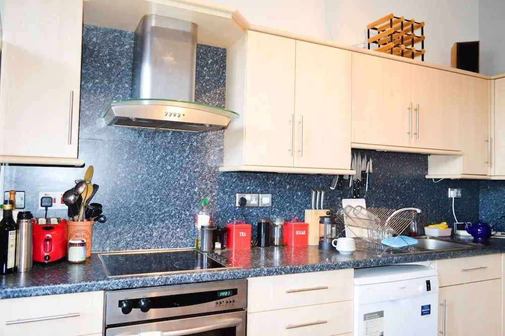 Bright 2 Bedroom Apartment in City Centre