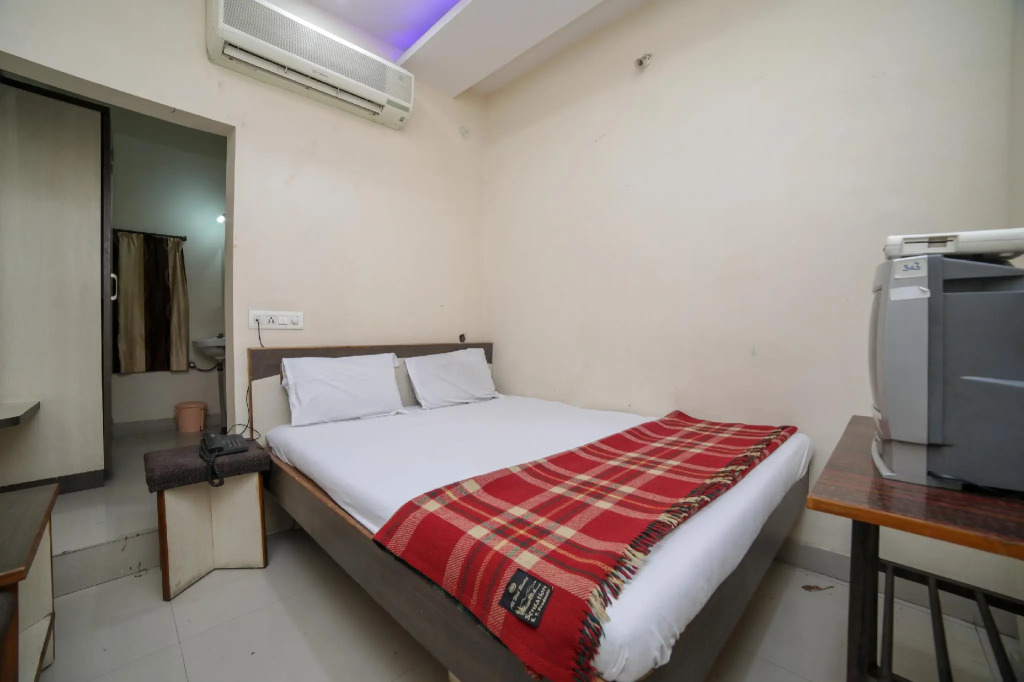 SPOT ON Shraddha Hotel
