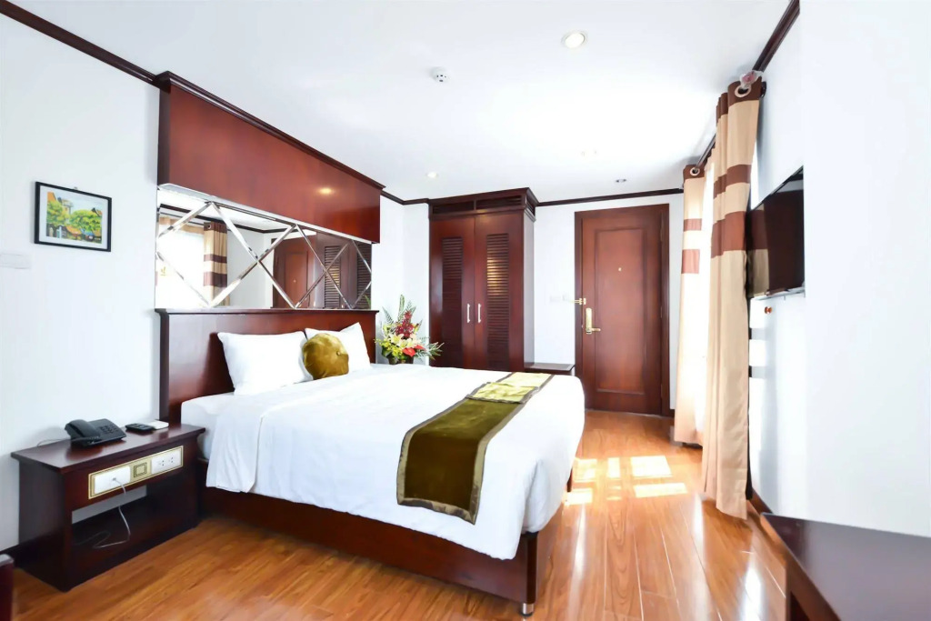 MAY DE VILLE Lakeside Hotel