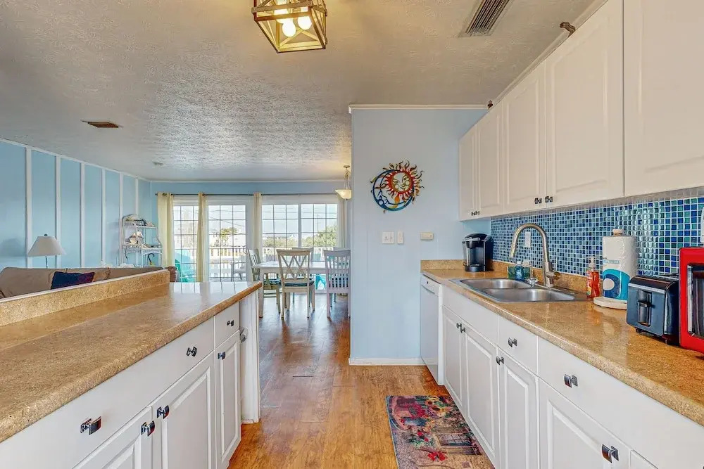 Serene 2-level Home With Wifi & Deck - Walk to Beach, 1 dog Welcome
