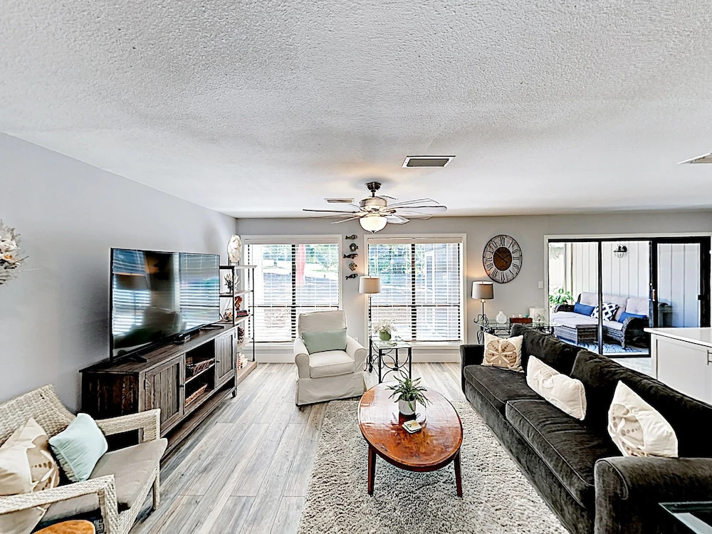 Luxe Gem W/ Golf Cart & Two Bikes As Of August 1st 2 Bedroom Home