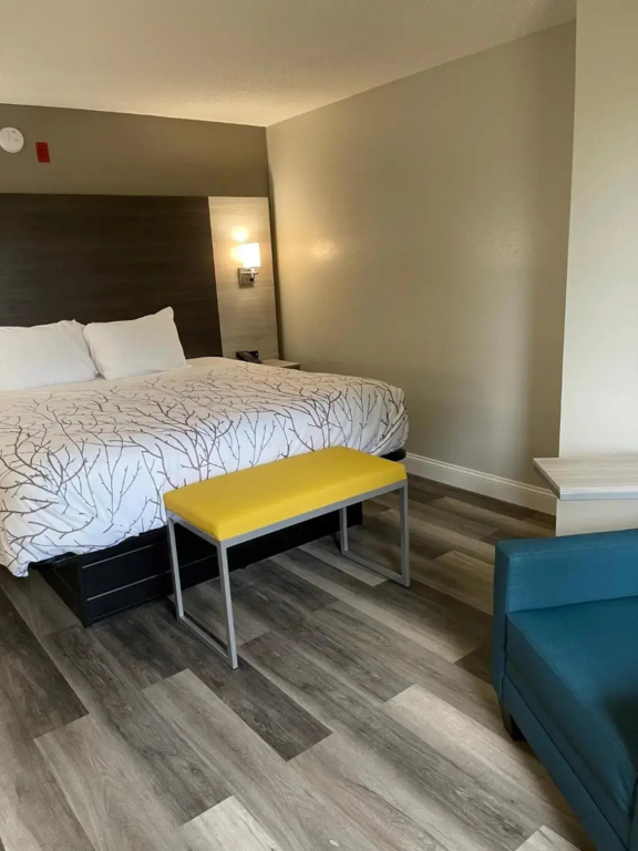 HomeTown Inn & Suites