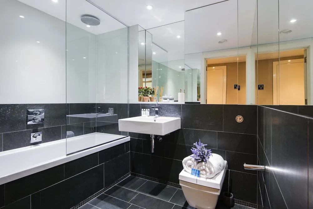 Bright Chelsea Grosvenor Waterside Apartment