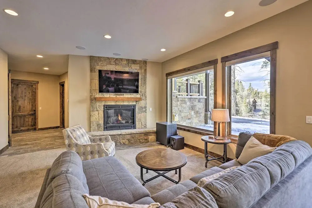 3 Fireplaces & Mtn View: Luxe Home in Breckenridge