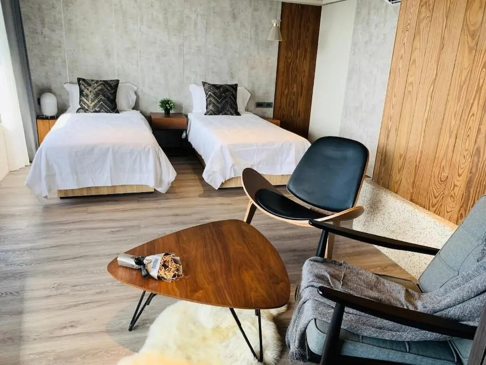 Two Easy Inn