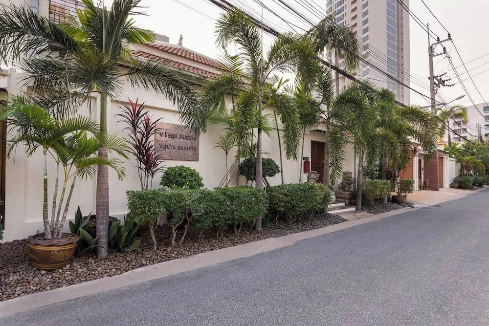 Luxury 2BR Pool Villa Pratamnak Soi5- 50m to Beach