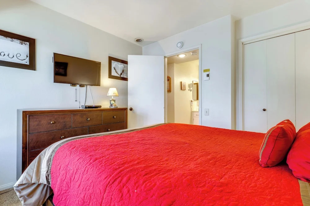 Condo 1 Mi to Village | Pool + Resort Amenities