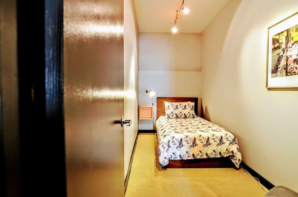1123 Northwest Apartment #1068 - 7 Br Apts