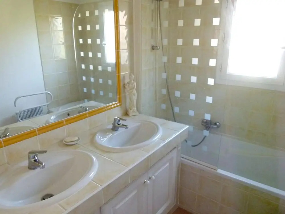 House with 3 Bedrooms in Sainte-Maxime, with Wonderful Mountain View, Enclosed Garden And Wifi - 200 M From the Beach