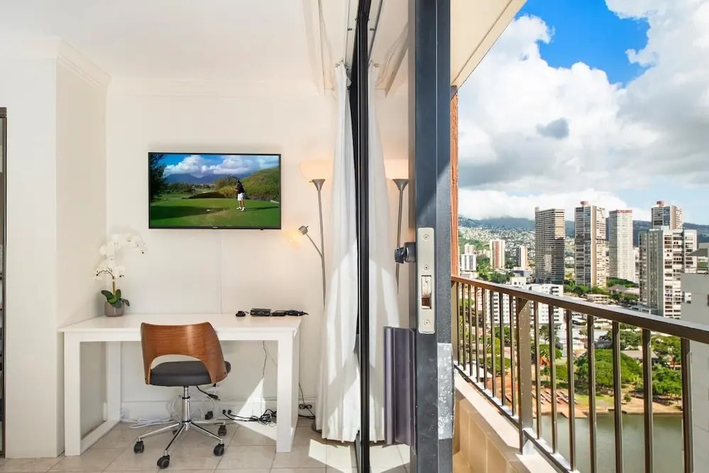 Modern Elegant Studio with ocean View...royal Gardens