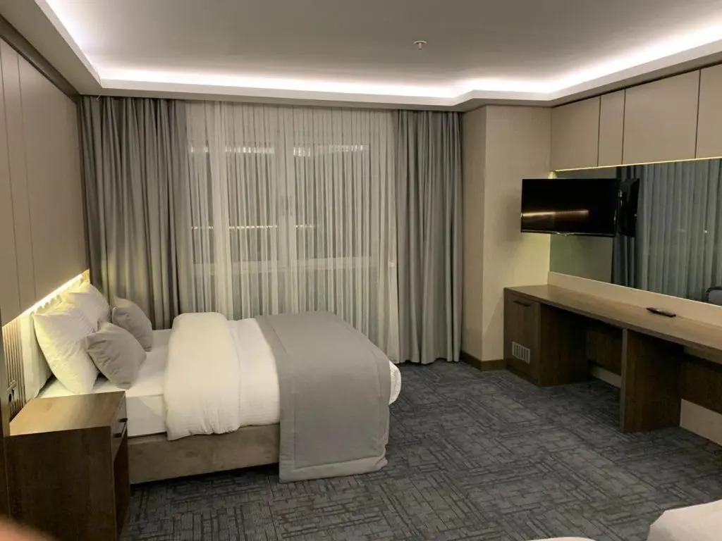 THE GREEN HOTEL