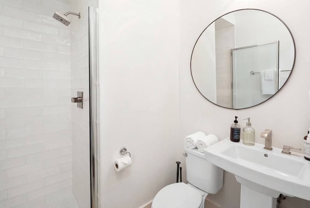 King Suites 3BR Retreat 2-car Garage East Nashville