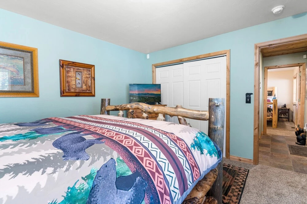 Sleepy Bear Lodge - Upper Moonridge Location With A Tree Top Setting Awaits. Large Back Deck! 4 Bedroom Cabin