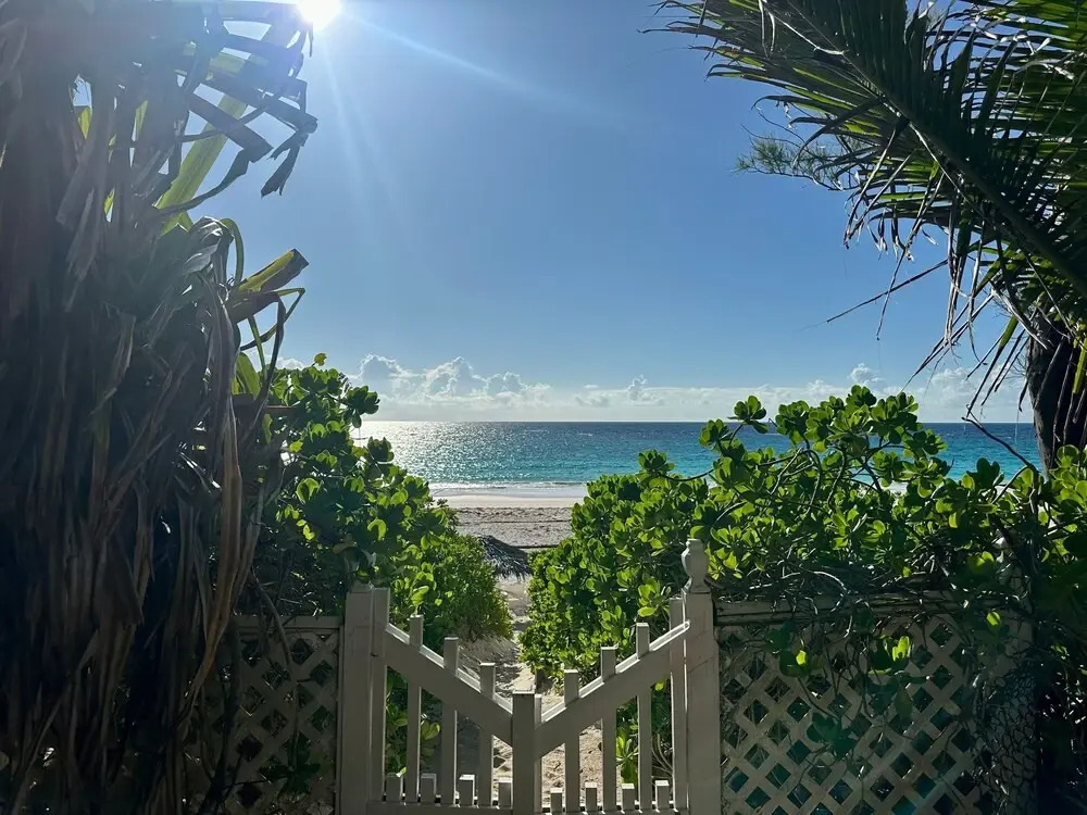 Hibiscus Hill Guest House - Elegant Garden Oasis, Pink Sand Bch 4 Bedroom Home