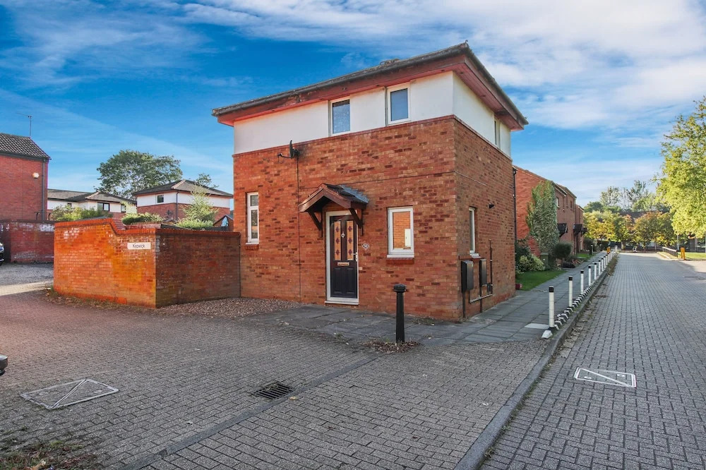 Inviting 2-bed House in Milton Keynes - Netflix
