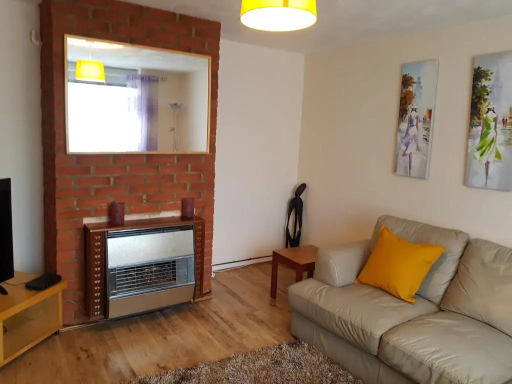 Eddiwick House - Huku Kwetu Dunstable -Spacious 4 Bedroom House - Beds Suitable for Builders and Contractors