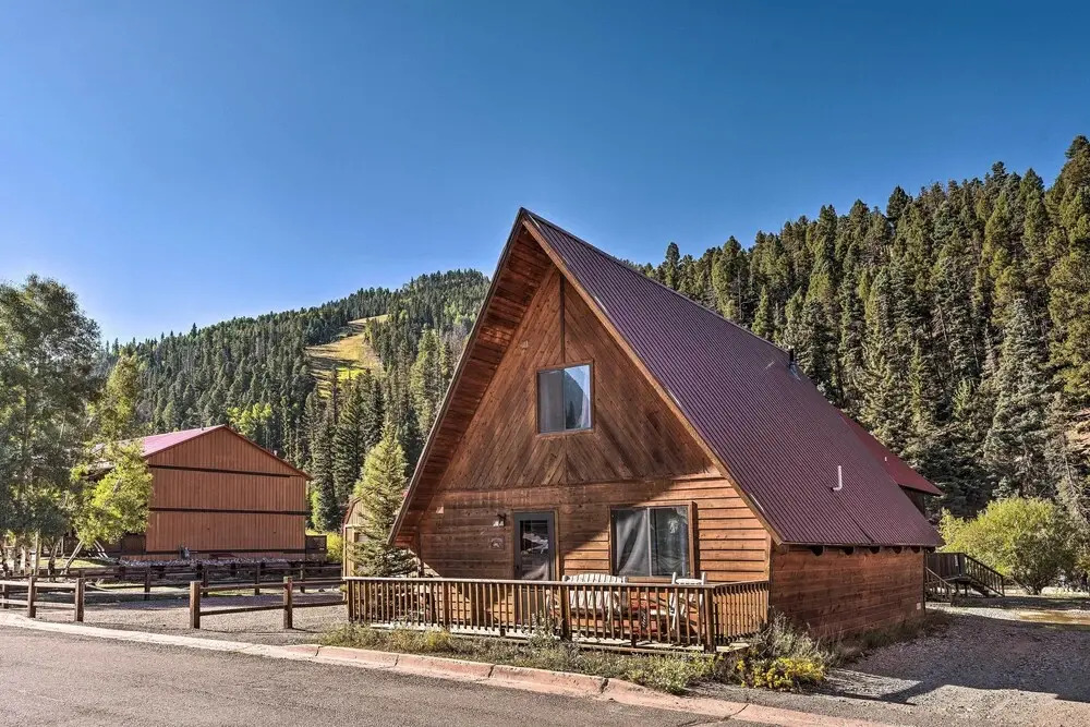 Ski-in/ski-out Red River Cabin w/ Mtn Views!