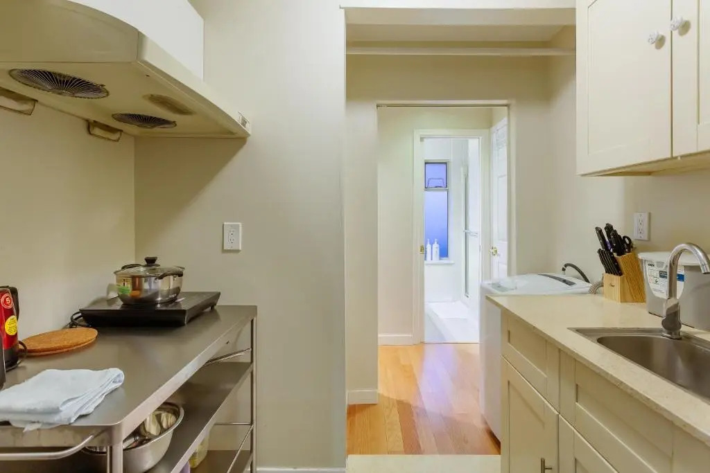 Convenient to Attractions & Close To Airport