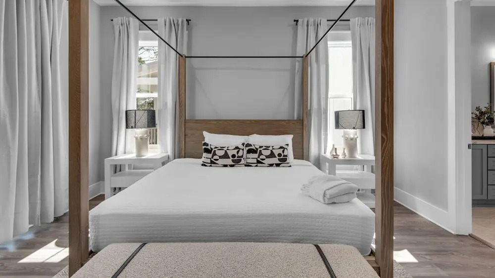 Rooftop Observation Deck; Luxury 4-bedroom Home for 10; Perfect Location