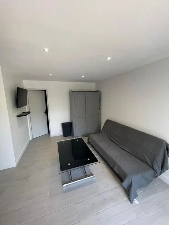Studio en bas de villa avec piscine proche bord de mer